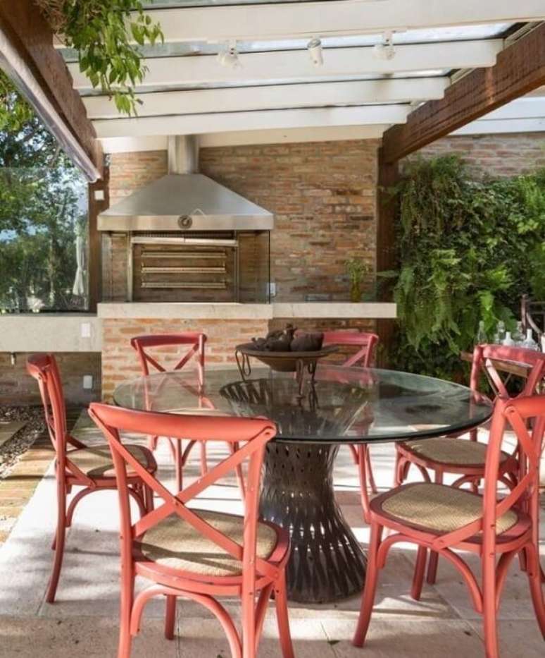 27. Churrasqueira de vidro com chamin&eacute; de inox &ndash; Fonte-kali-Arquitetura