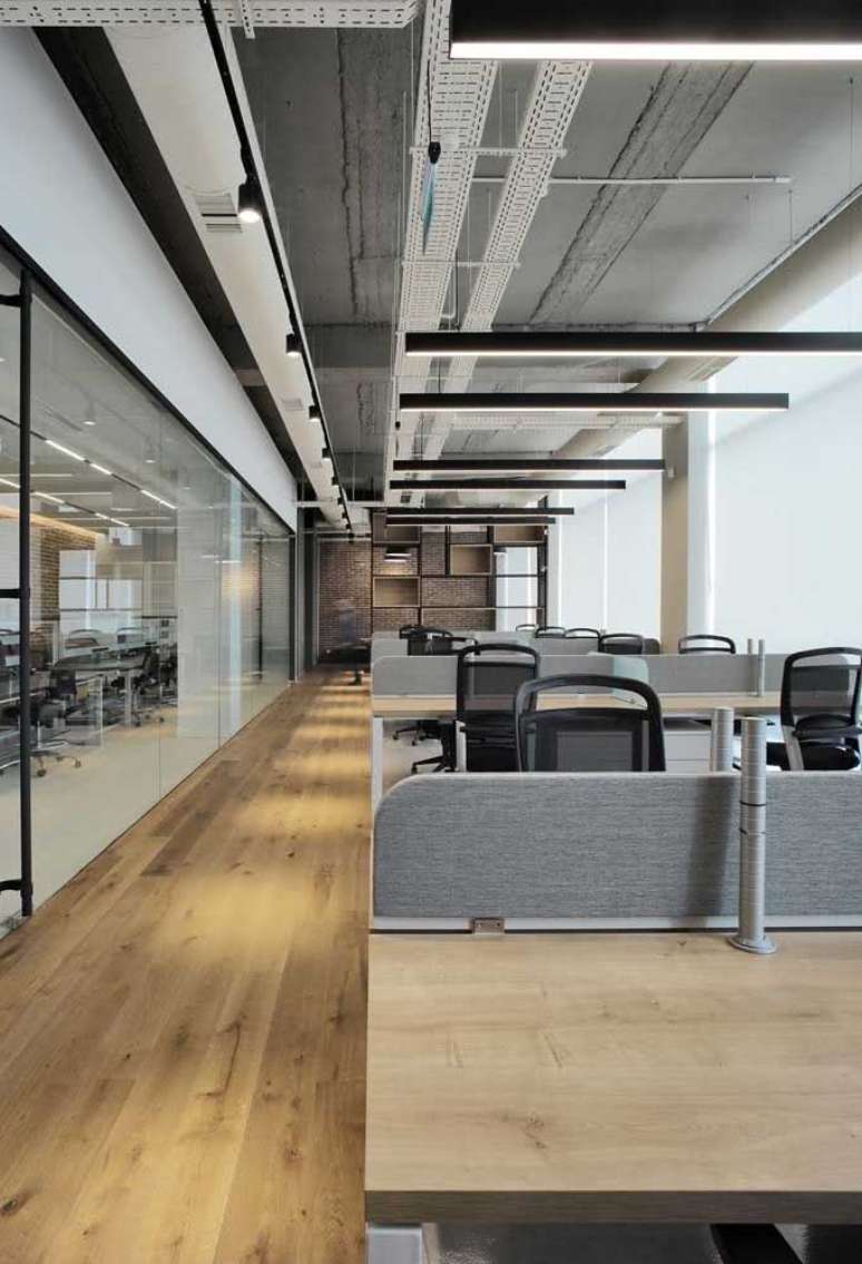 36. Divis&oacute;rias para escrit&oacute;rio com mesas planejadas &ndash; Foto Pinterest