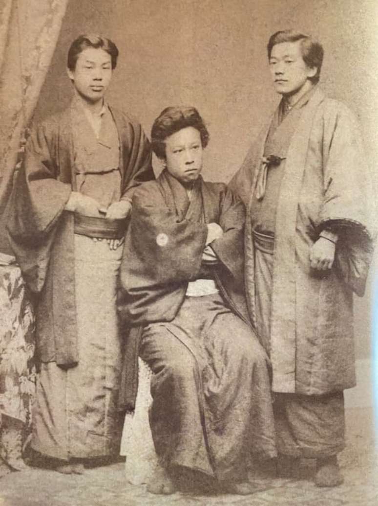 À direita, Jigoro Kano, o fundador do judô