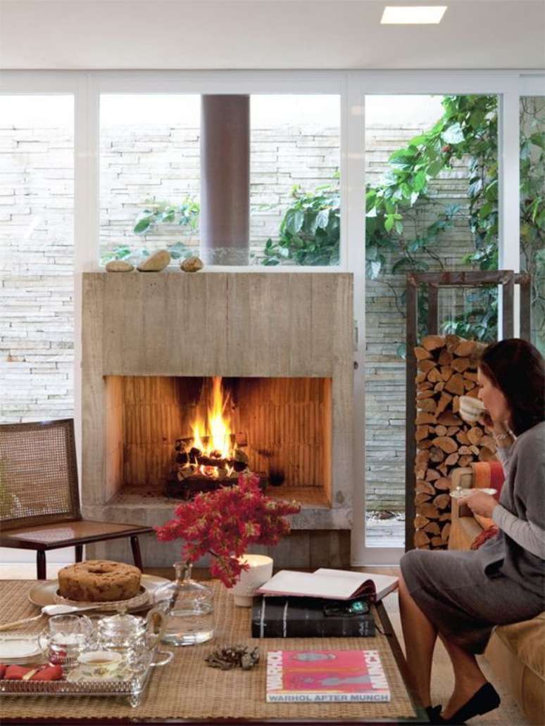 46. Sala com lareira e chamin&eacute; galvanizada &ndash; Foto Casa Tres Chic