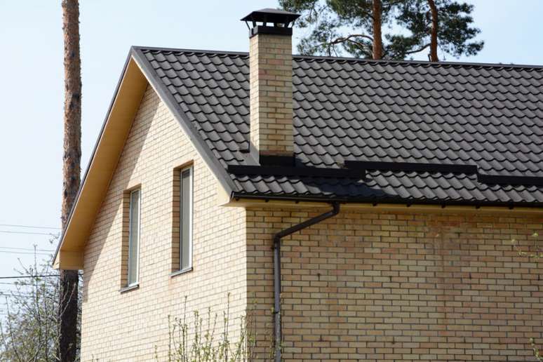 1. Casa com chaminé e telhado cinza – Foto Dephoto