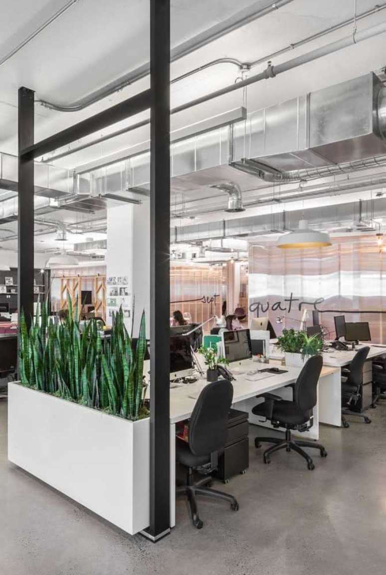 7. Divis&oacute;rias para escrit&oacute;rio com vaso de plantas &ndash; Foto Pinterest
