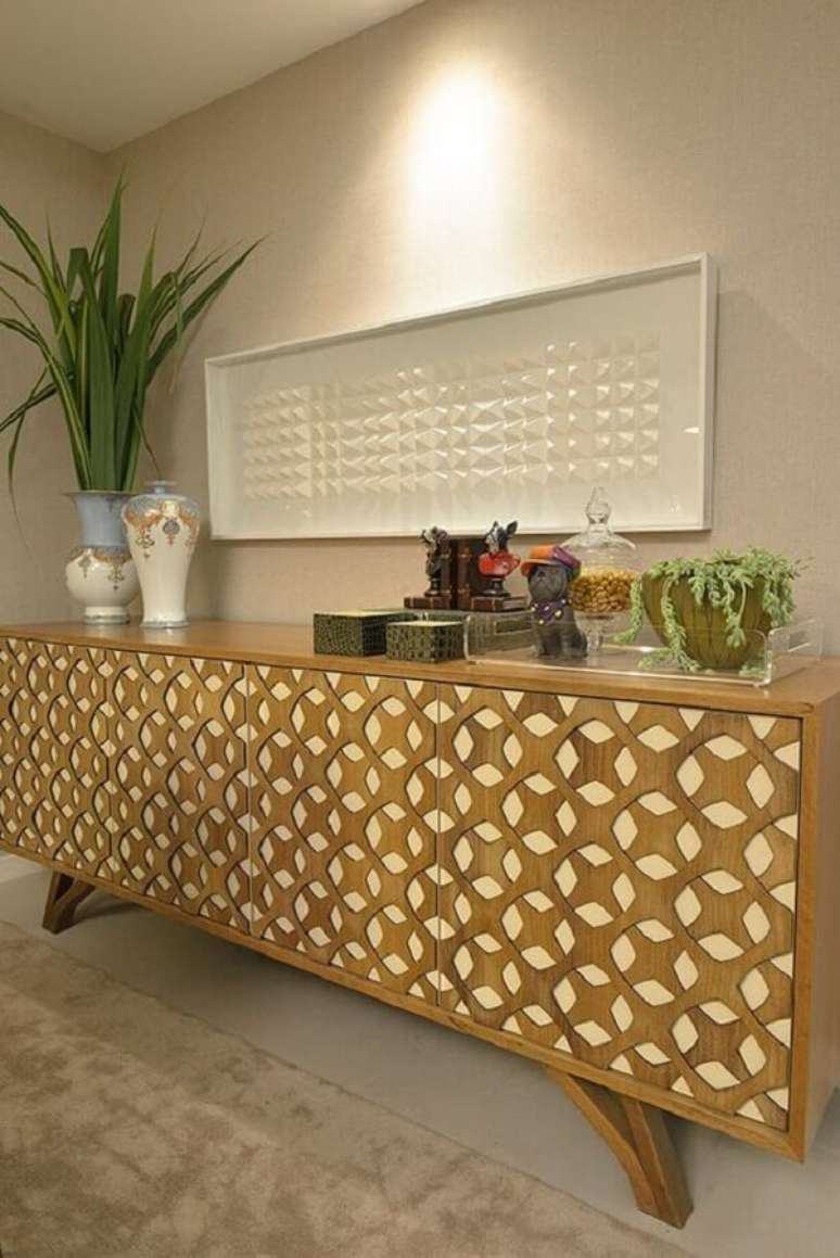 54. Sala decorada com buffet de madeira com acabamento geom&eacute;trico nas portas &ndash; Foto: Pinterest