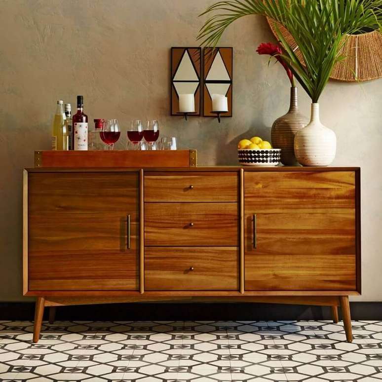 13. Buffet de madeira decorado com vasos de plantas e bandeja para barzinho &ndash; Foto: west elm