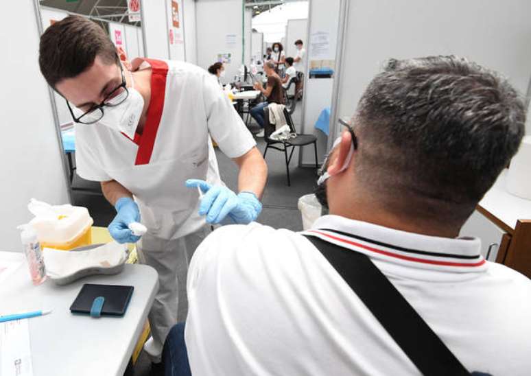 Número de italianos que buscam a vacina aumentou após decisão do governo