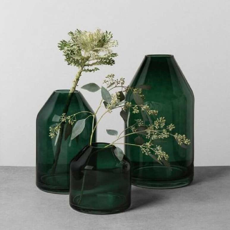 4. Decoração cor verde com vasos de vidro – Foto: Pinterest
