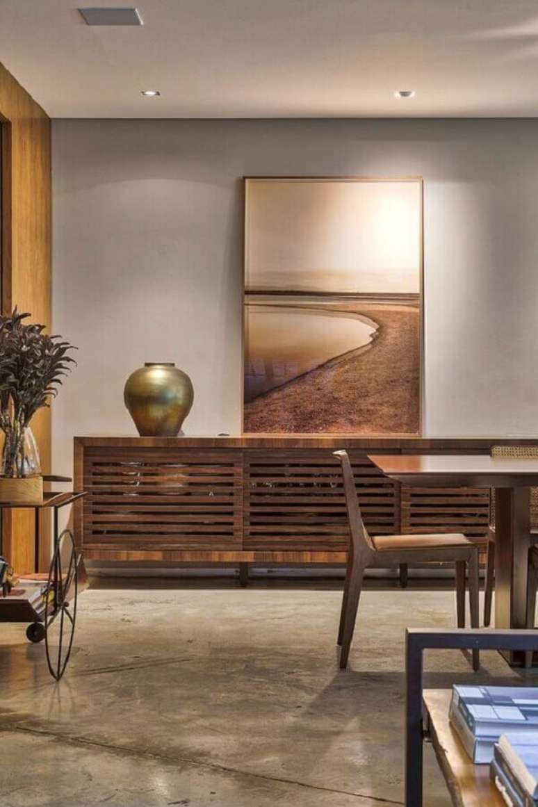 55. Sala decorada com parede cinza e buffet de madeira maci&ccedil;a &ndash; Foto: Casa de Valentina