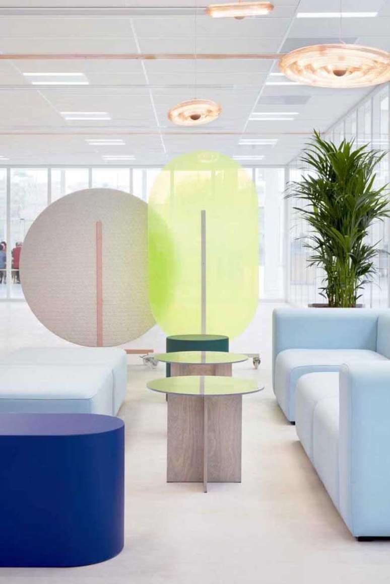 37. Divis&oacute;rias para escrit&oacute;rio em cores claras e detalhes em azul e verde &ndash; Foto Pinterest