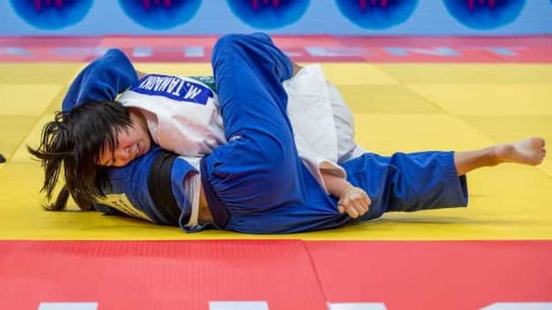 Judoca japonesa Momo Tamaoki imobiliza a brasileira Jéssica Pereira no solo