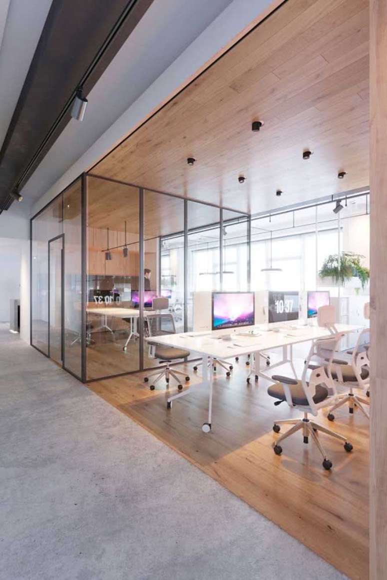 5. Divis&oacute;rias para escrit&oacute;rio de vidro e mesa branca &ndash; Foto Pinterest