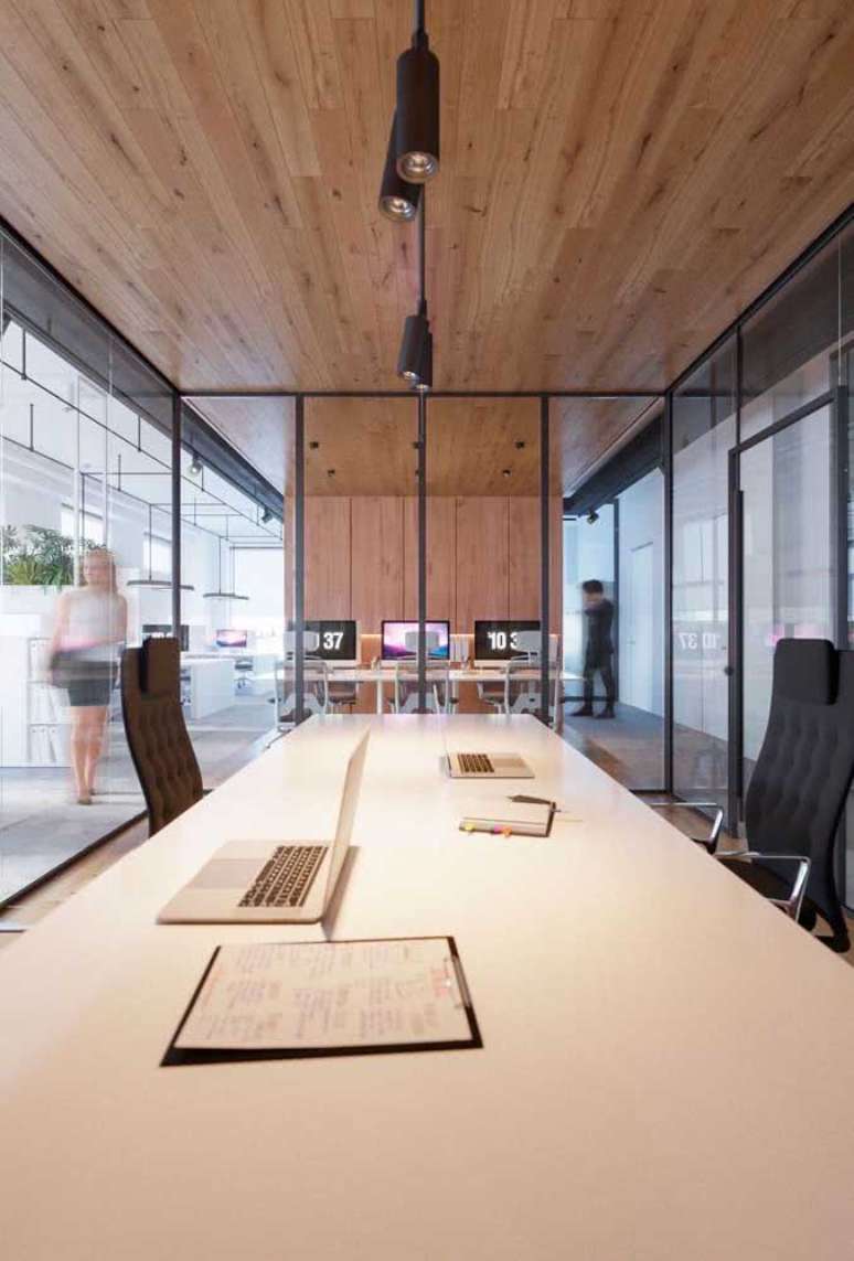 29. Escrit&oacute;rio com divis&oacute;ria de vidro &ndash; Foto Pinterest