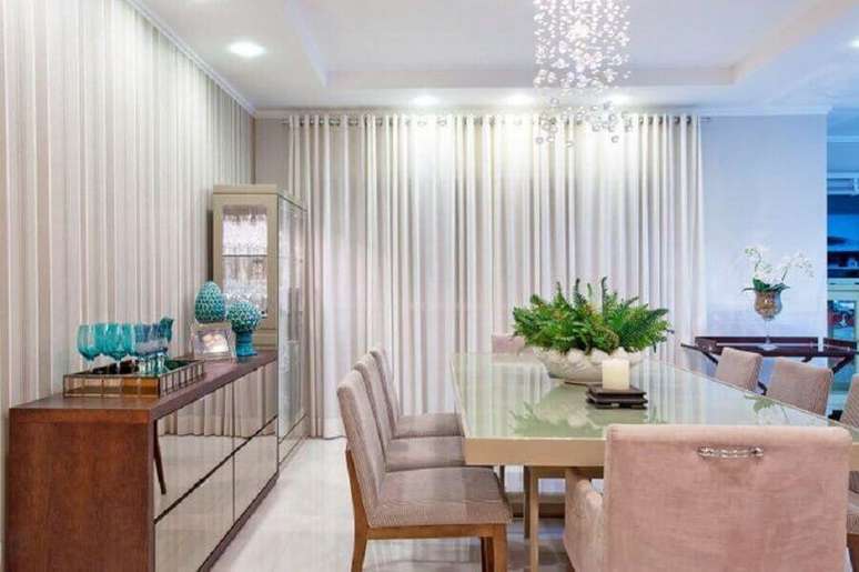 40. Decora&ccedil;&atilde;o sofisticada para sala de jantar com lustre de cristal e buffet de madeira com porta espelhadas &ndash; Foto: Pinterest