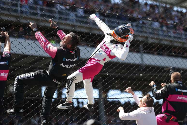 Helio Castroneves fez muita festa com a Meyer Shank após a conquista da Indy 500 