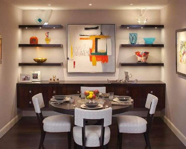 50. Sala de jantar decorada com mesa redonda e buffet de madeira escura &ndash; Foto: Architecture Art Designs