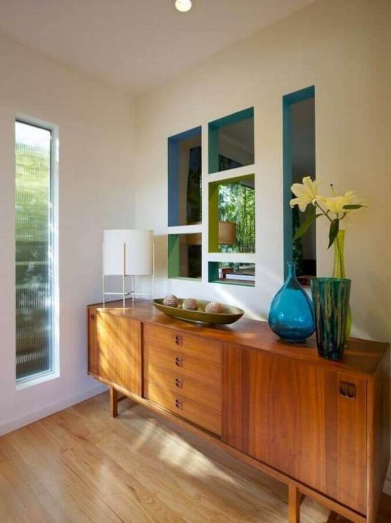 30. Decora&ccedil;&atilde;o de buffet de madeira com vasos de vidro azul &ndash; Foto: Pinterest