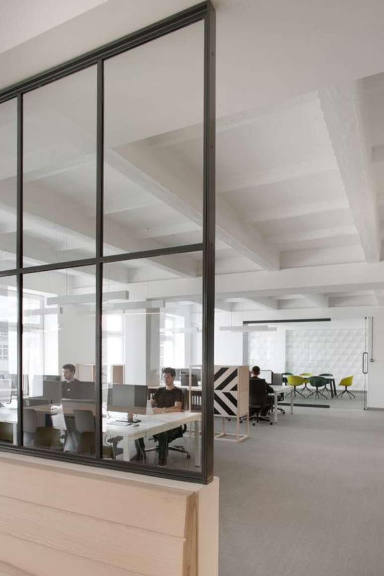 46. Divis&oacute;ria para escrit&oacute;rio de vidro e ferro &ndash; Foto Marilia Veiga