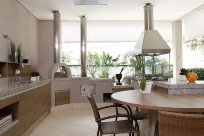 5. Churrasqueira de vidro com chamin&eacute; de inox para coifa &ndash; Fonte Reforma F&aacute;cil