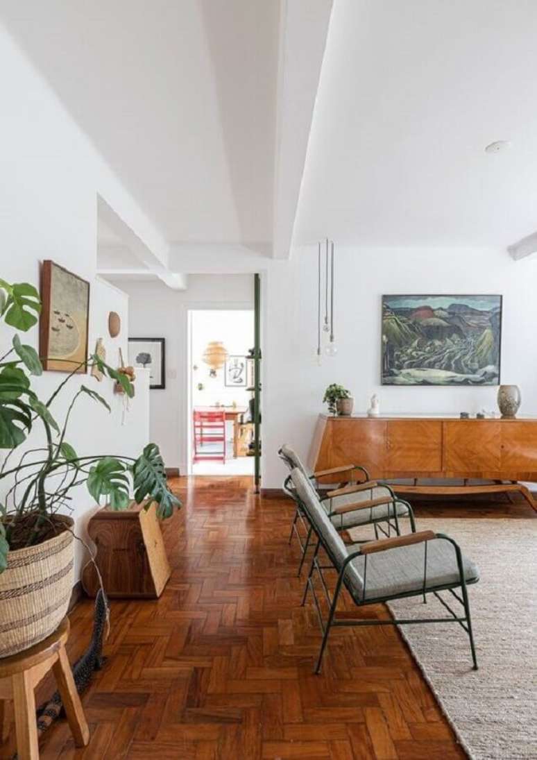 56. Sala grande decorada com poltrona moderna e balc&atilde;o buffet de madeira &ndash; Foto: Hist&oacute;rias de Casa