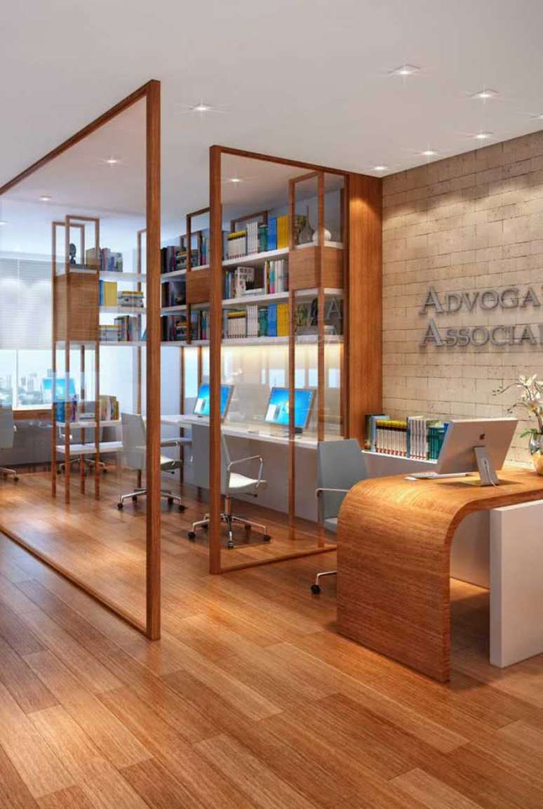 19. Divis&oacute;rias para escrit&oacute;rio de vidro e m&oacute;veis de madeira &ndash; Foto Pinterest