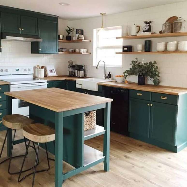 1. Decoração cor verde para cozinha planejada com bancada de madeira – Foto: Pinterest