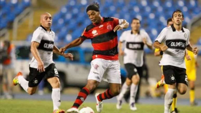 2012: Ronaldinho chegou a marcar de pênalti no Rio, mas o Fla ficou num 3x3 com o Olimpia (Foto: Reprodução)