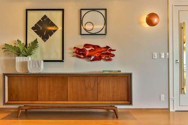 6. Decora&ccedil;&atilde;o moderna para hall de entrada com buffet de madeira &ndash; Foto: Casa de Valentina