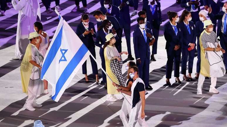 Israelenses Hanna Knyazyeva-Minenko e Yakov Toumarkin durante cerimônia de abertura da Olimpíada Tóquio 2020
23/072021 REUTERS/Marko Djurica
