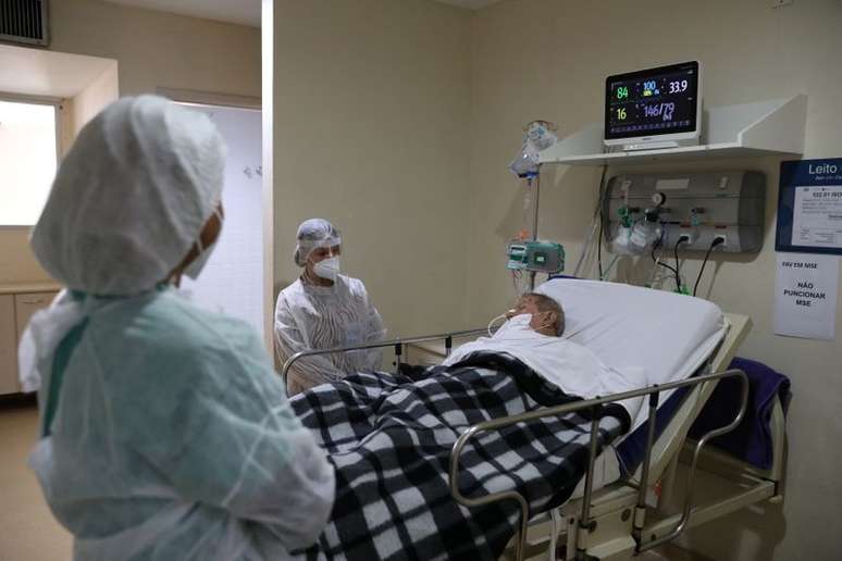 Paciente com Covid-19 recebe visita de parentes em hospital do Rio de Janeiro
18/06/2021 REUTERS/Pilar Olivares
