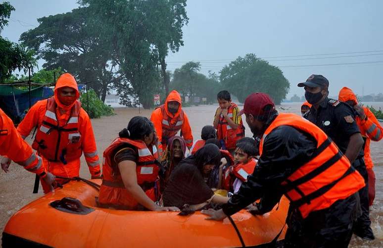 Equipes de resgate retiram pessoas de área inundada em Kolhapur, na Índia
23/07/2021 REUTERS/Abhijeet Gurjar