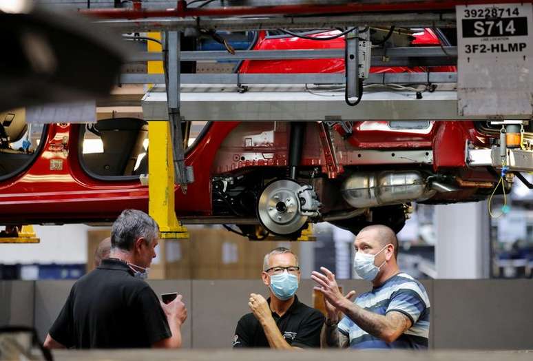 Linha de montagem em fábrica da Vauxhall em Ellesmere Port, Reino Unido 
06/07/2021
REUTERS/Phil Noble