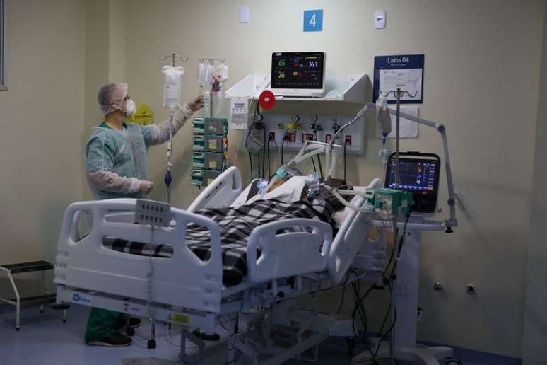 Paciente com covid-19 na UTI de hospital do Rio de Janeiro
REUTERS/Pilar Olivares