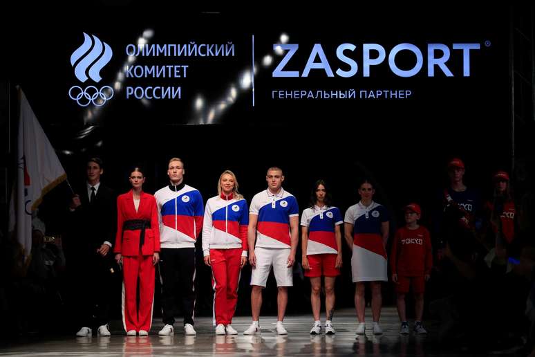 Modelos apresentam uniformes da equipe olímpica da Rússia, que não pode competir sob a bandeira do país em Tóquio