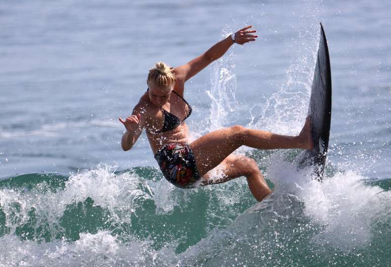  A brasileira Tatiana Weston-Webb durante treino desta sexta-feira no mar de Tsurigasaki