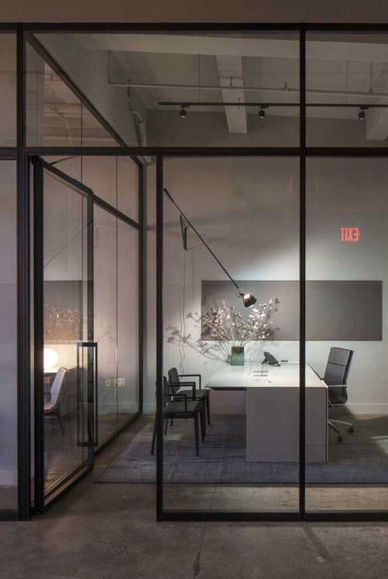 21. Escrit&oacute;rio com portas e divis&oacute;rias de vidro &ndash; Foto Pinterets