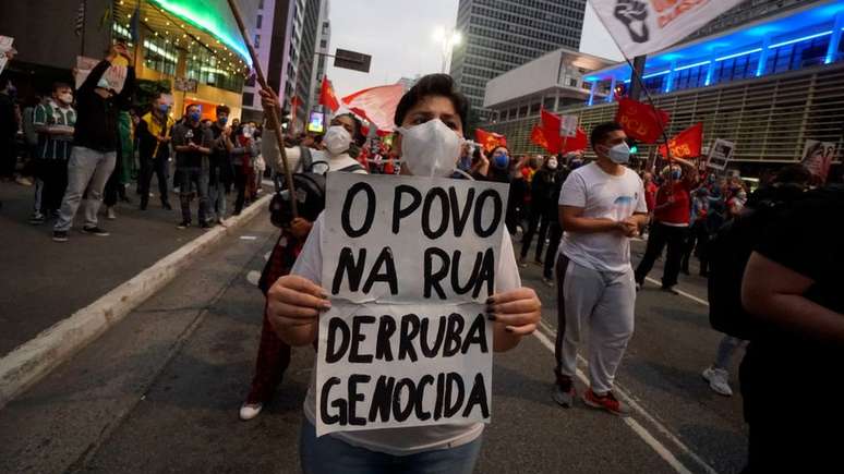Manifestante durante protesto contra Bolsonaro em 19 de junho, em São Paulo