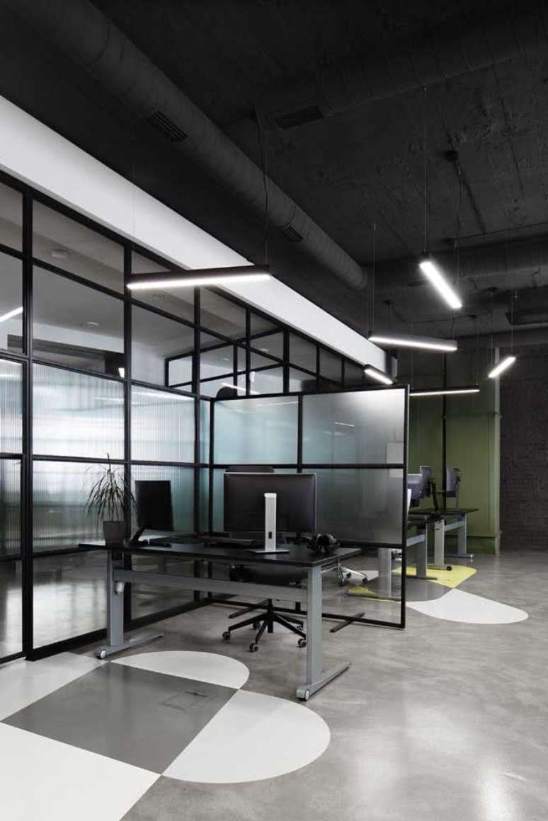 38. Escrit&oacute;rio com portas e divis&oacute;rias de vidro &ndash; Foto Pinterest