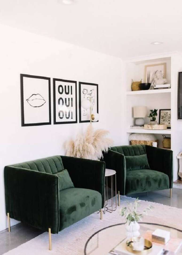 3. Sala branca decorada com quadros preto e branco e poltrona verde escuro confortável – Foto: Apartment Therapy