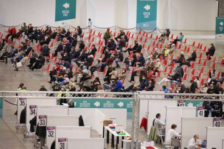 Fila para vacinação contra Covid em Brescia, norte da Itália