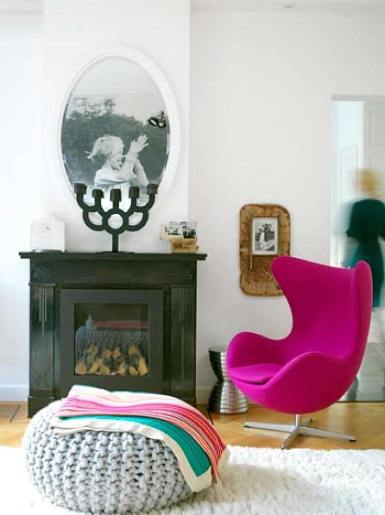 23. Chaminé para lareira clássica na sala de estar moderna decorada com poltrona rosa – Foto-Casa-de-Valentina