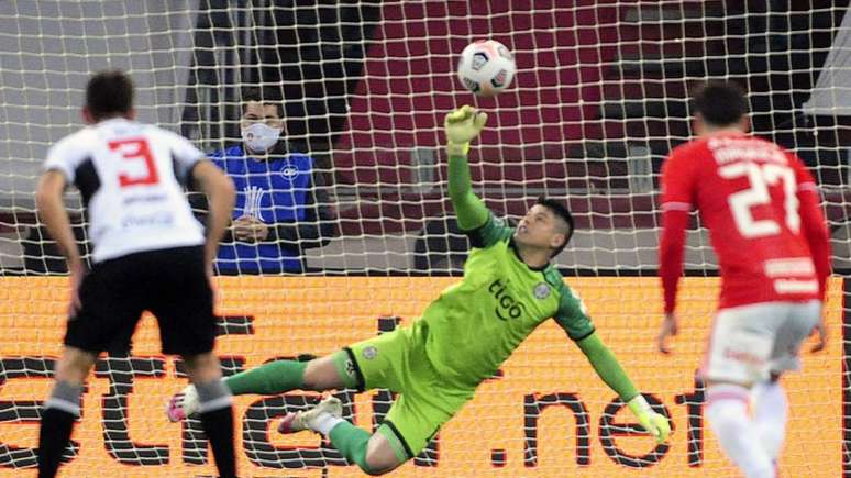 Goleiro do Olimpia pegou a cobrança de Edenilson no segundo tempo (Foto: Ricardo Rimoli / POOL / AFP)