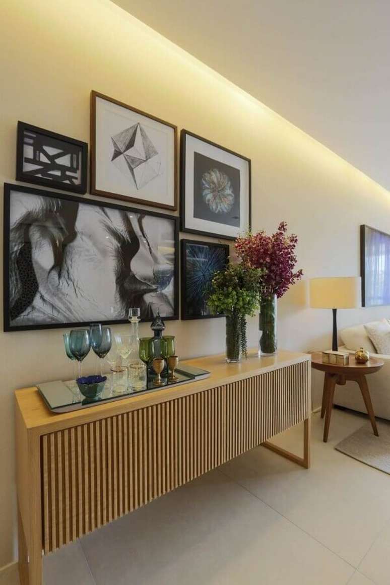 5. Sala moderna decorada em cores claras com bandeja espelhada para buffet aparador de madeira &ndash; Foto: Jeito de Casa