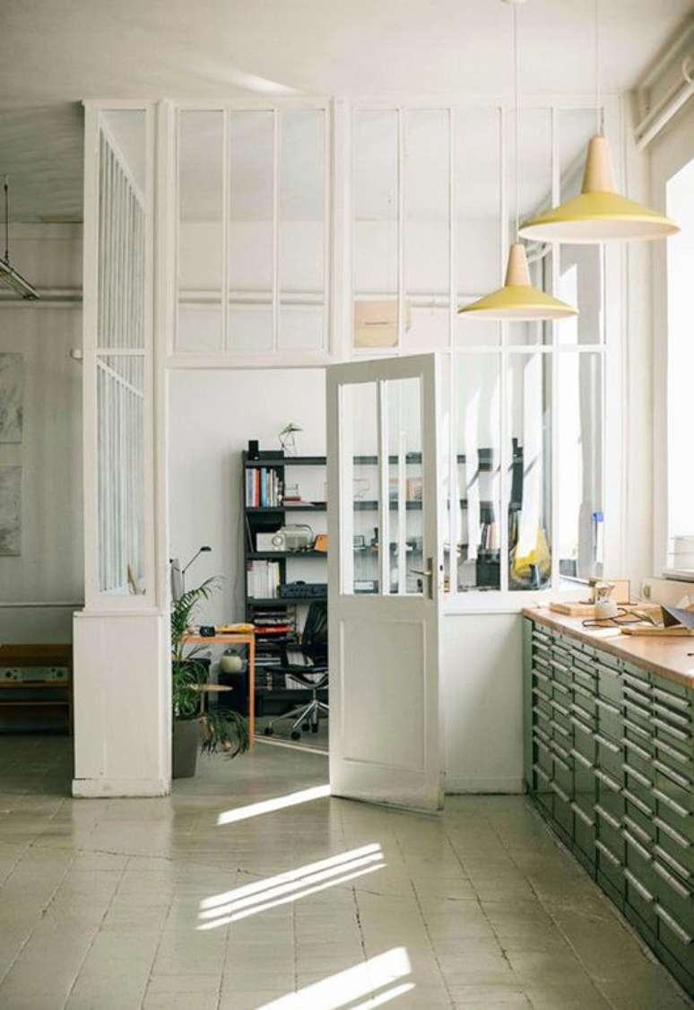 44. Divis&oacute;ria para escrit&oacute;rio de vidro branca &ndash; Foto Pinterest