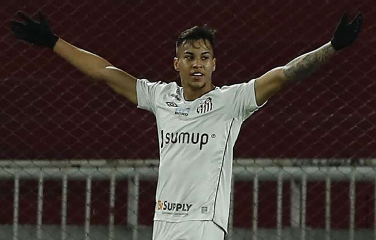 Kaio Jorge fez o gol do Santos no empate diante do Independiente (Foto: Gustavo ORTIZ / POOL / AFP)