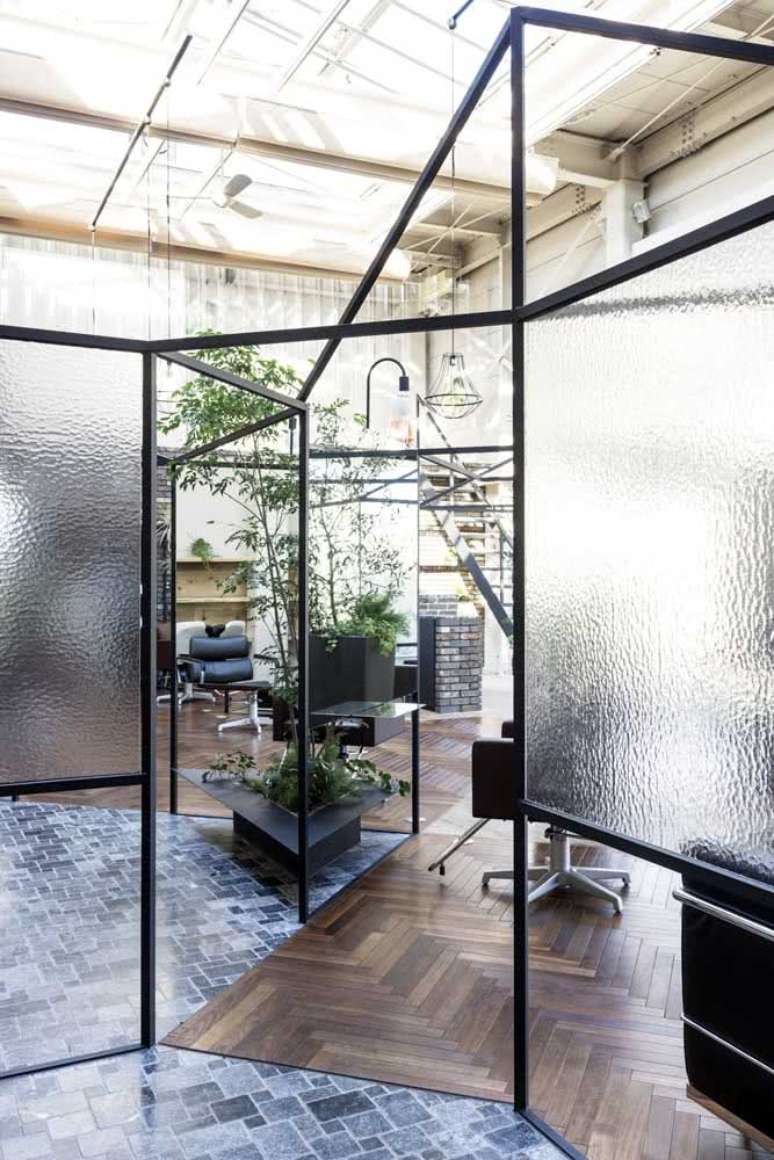 11. Divis&oacute;rias de vidro fosco para escrit&oacute;rio &ndash; Foto Pinterest