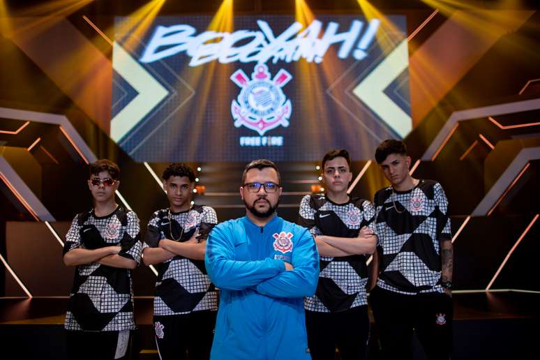 Elenco do Corinthians campeão mundial de Free Fire termina em