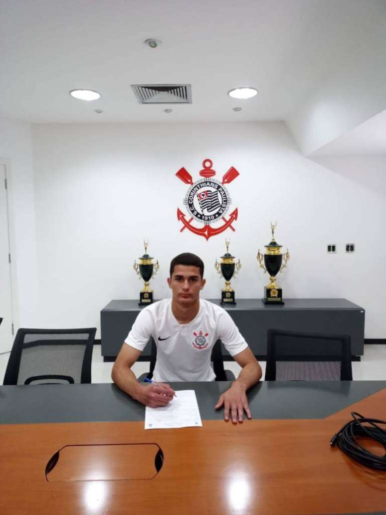 Marcio assinou com o Corinthians até 31 de dezembro de 2021 (Foto: Divulgação/Corinthians)