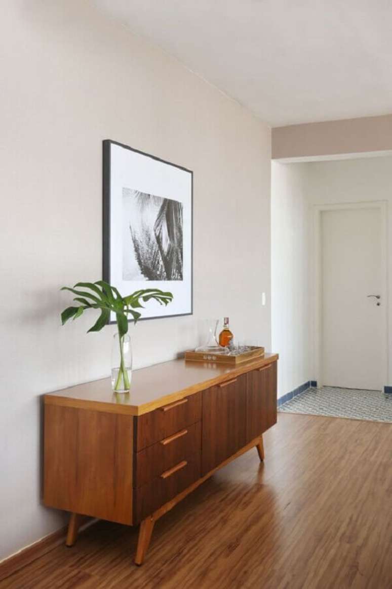 27. Decora&ccedil;&atilde;o clean com buffet de madeira para corredor &ndash; Foto: In&aacute; Arquitetura