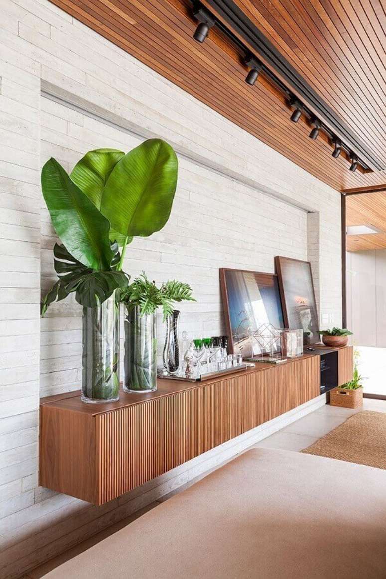 37. Decora&ccedil;&atilde;o moderna para sala de jantar com buffet de madeira suspenso &ndash; Foto: AG Movelaria