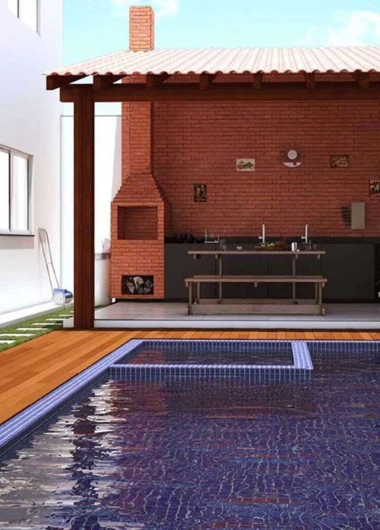3. &Aacute;rea da piscina com chamin&eacute; de Churrasqueira de tijolinho pequena acima da cobertura &ndash; Foto Pinterest