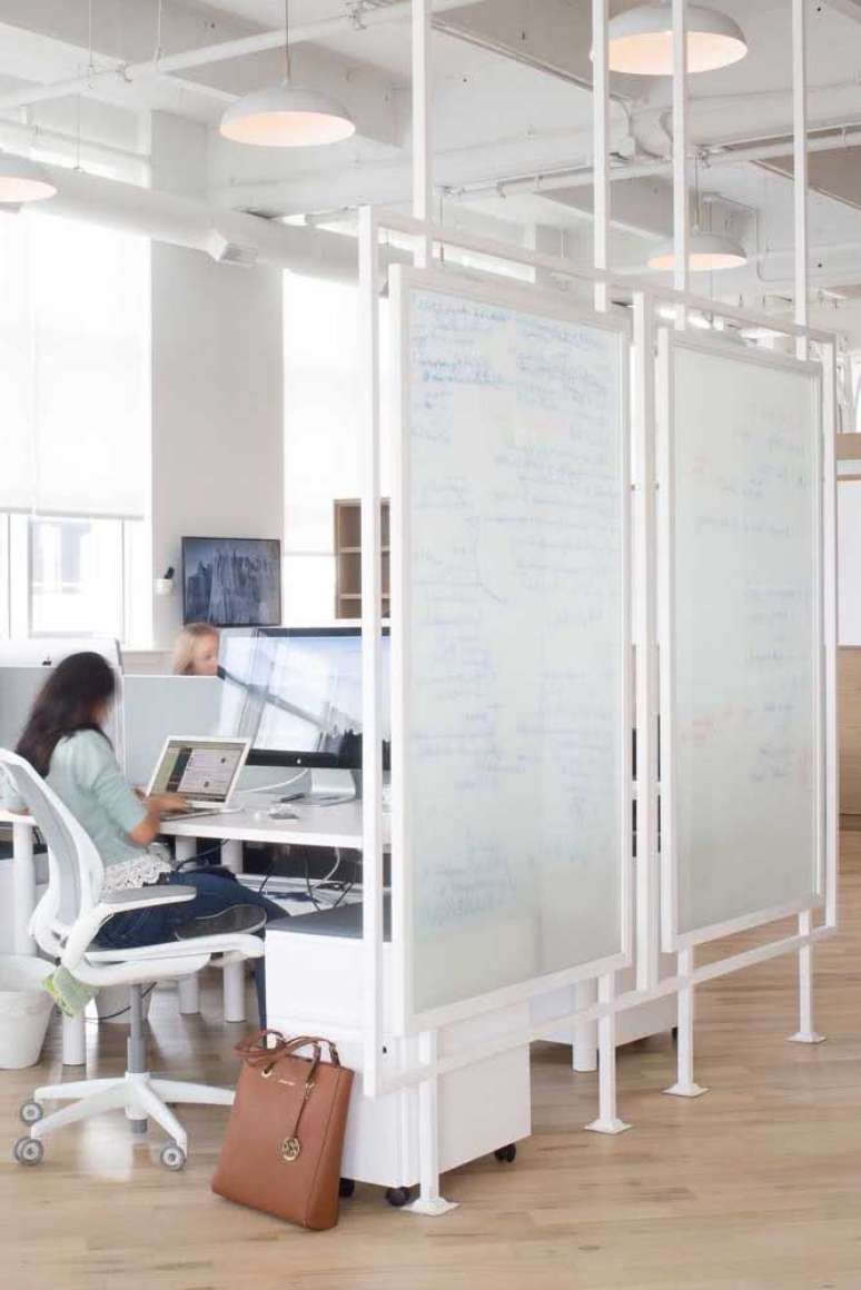 13. Divis&oacute;rias para escrit&oacute;rio com m&oacute;veis e decora&ccedil;&atilde;o branca &ndash; Foto Pinterest
